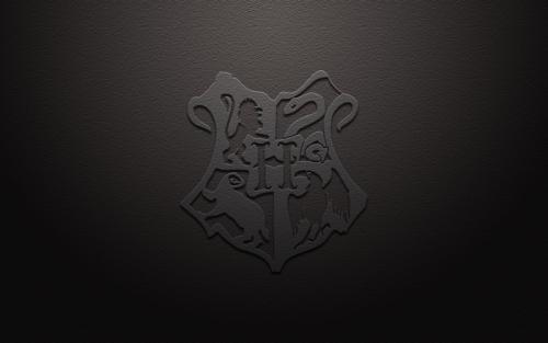 hogwarts_crest_gray_wp_by_kybrdgal-d302nr2.jpg