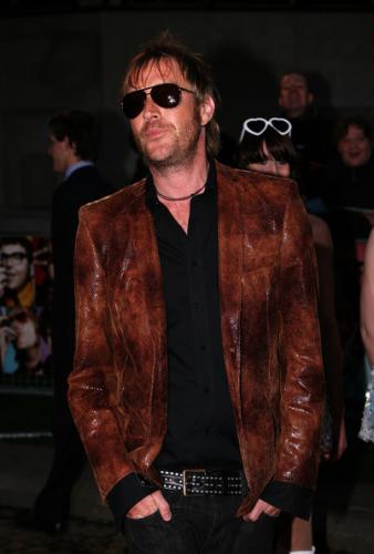 rhysifansworldpremiereboatrockedoutside07josnmzttgl.jpg