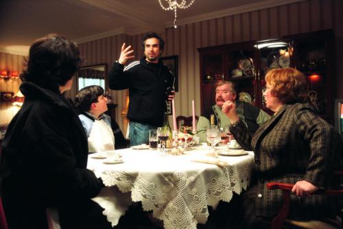 alfonso_cuaron_directing_the_dursleys_actors.jpg